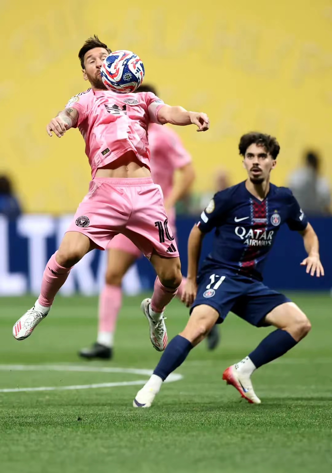 包含巴黎圣日耳曼训练开放日，今夜临场应变引欢呼，英超在即，数据趋势出现新变化的词条